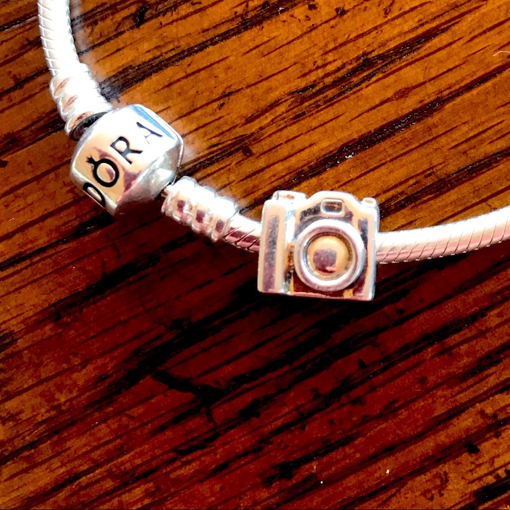 PANDORA Camera ST KITTS Charm
